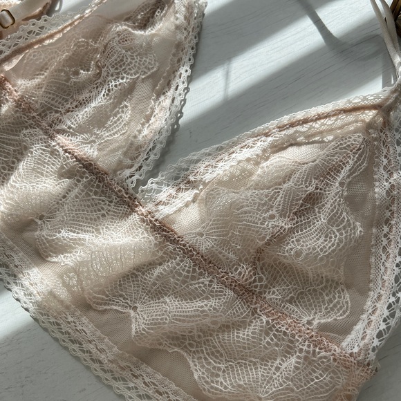 Victoria’s Secret Feminine Lace Bralette - Picture 1 of 4